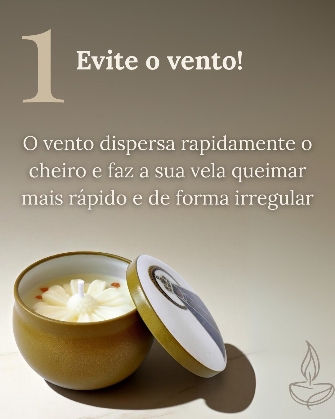 Vela decorativa com flor de cera em pote redondo dourado com tampa ao lado. Texto alerta sobre os efeitos do vento, que dispersa o aroma e acelera a queima de forma irregular.