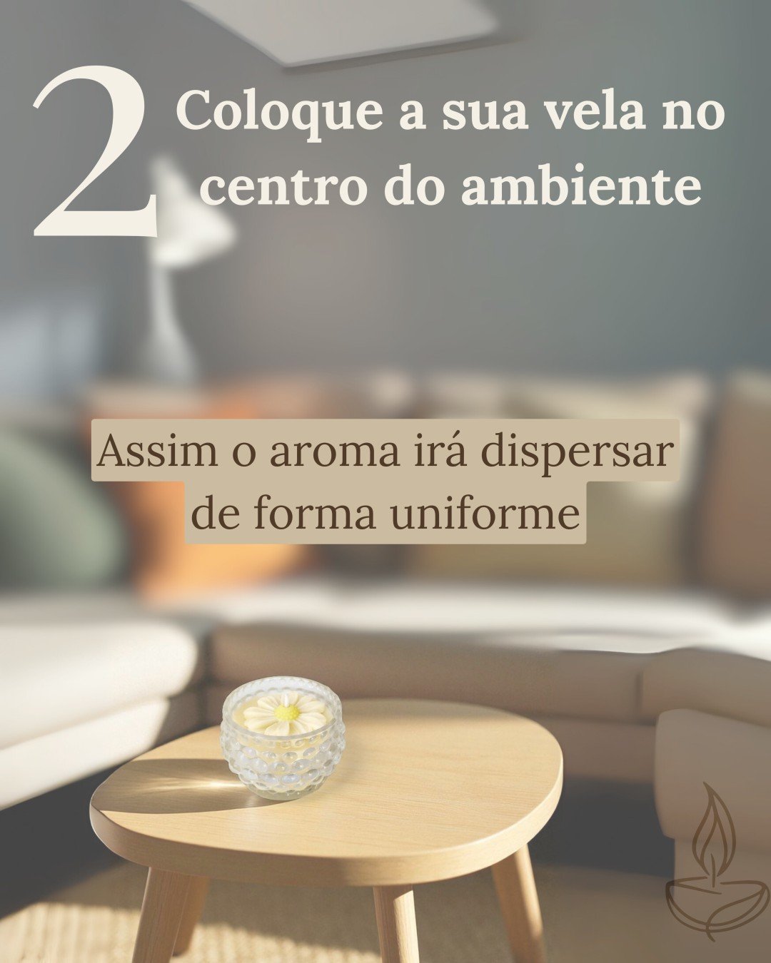 Vela com flor esculpida no centro de uma mesinha de madeira em uma sala de estar iluminada. Texto orienta posicionar a vela no centro do ambiente para melhor dispersão do aroma.