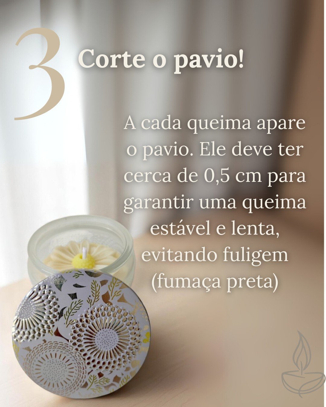 Vela decorativa em pote de vidro com tampa estampada ao lado. O pavio está aparado. Texto recomenda manter o pavio com cerca de 0,5 cm para evitar fumaça preta e garantir queima estável.